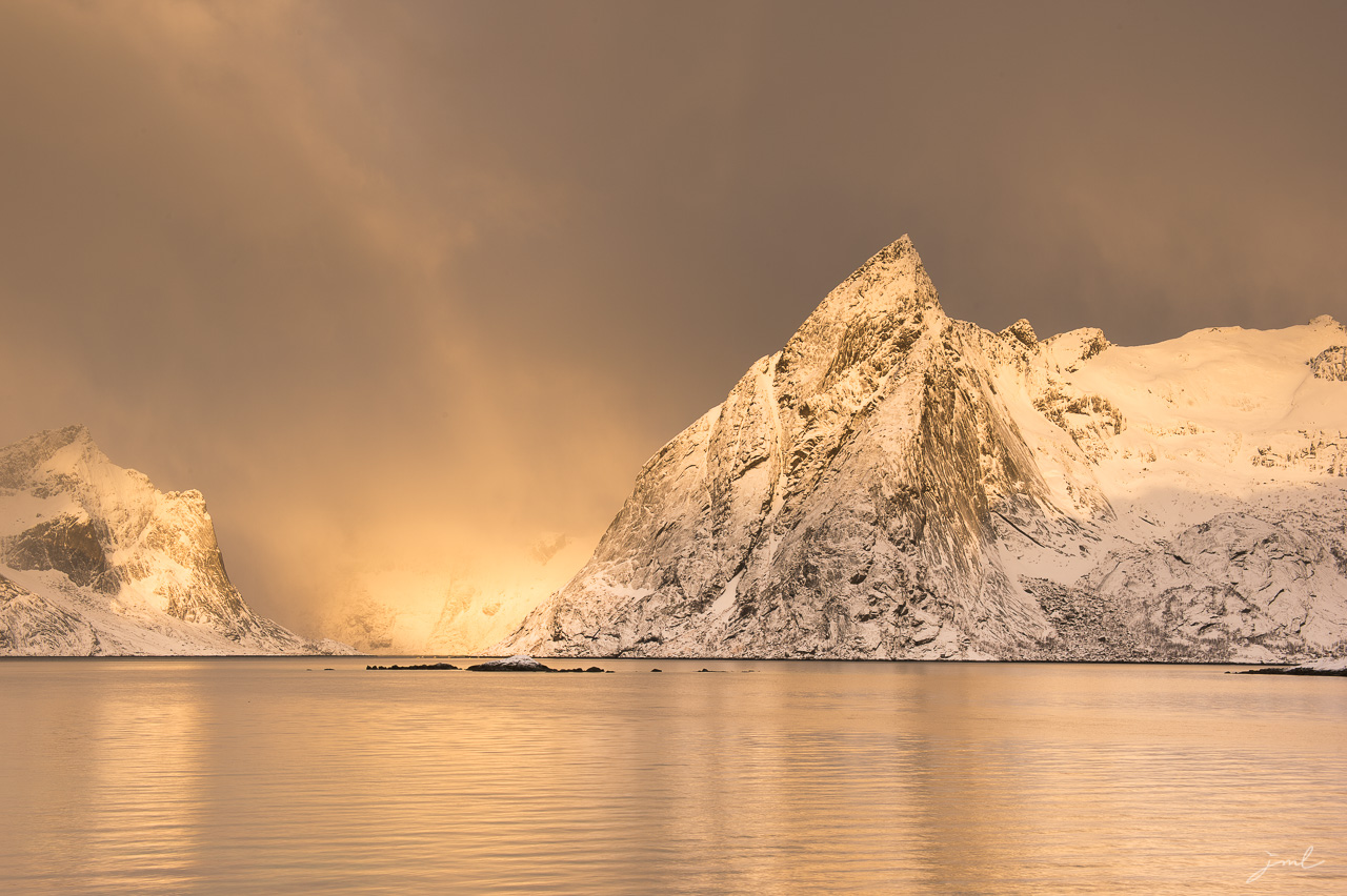 Lumiere dans un fjord au lever du soleil